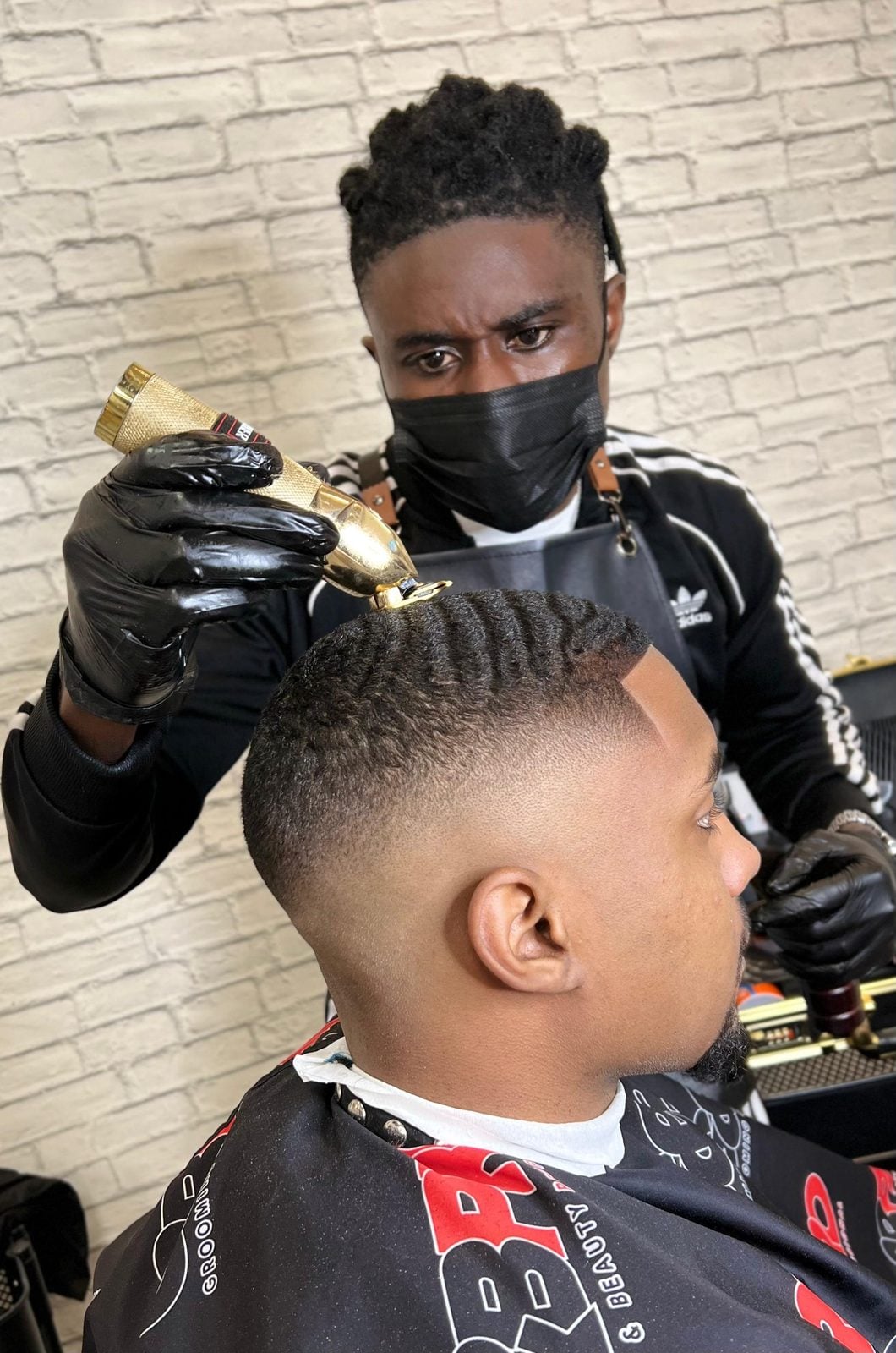 Cutting a waved fade with gold clippers